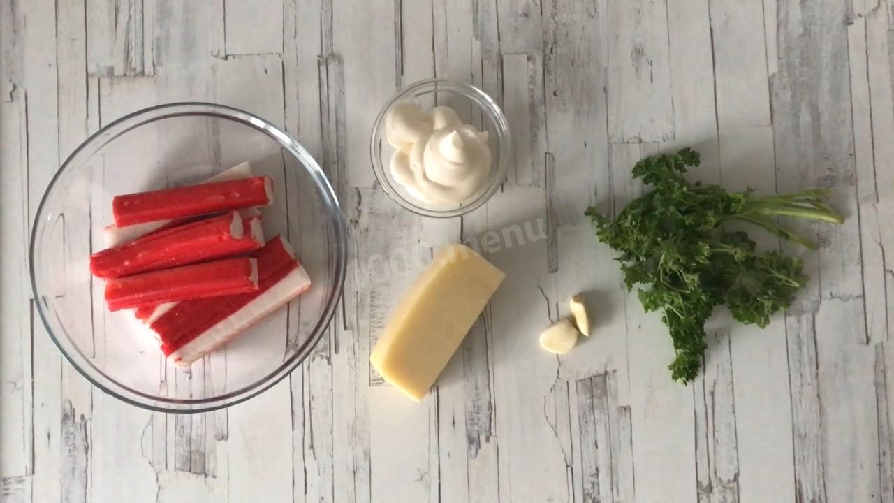 Шаг 1 приготовления Салат крабовые палочки сыр чеснок