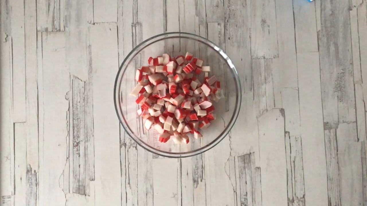 Шаг 2 приготовления Салат крабовые палочки сыр чеснок