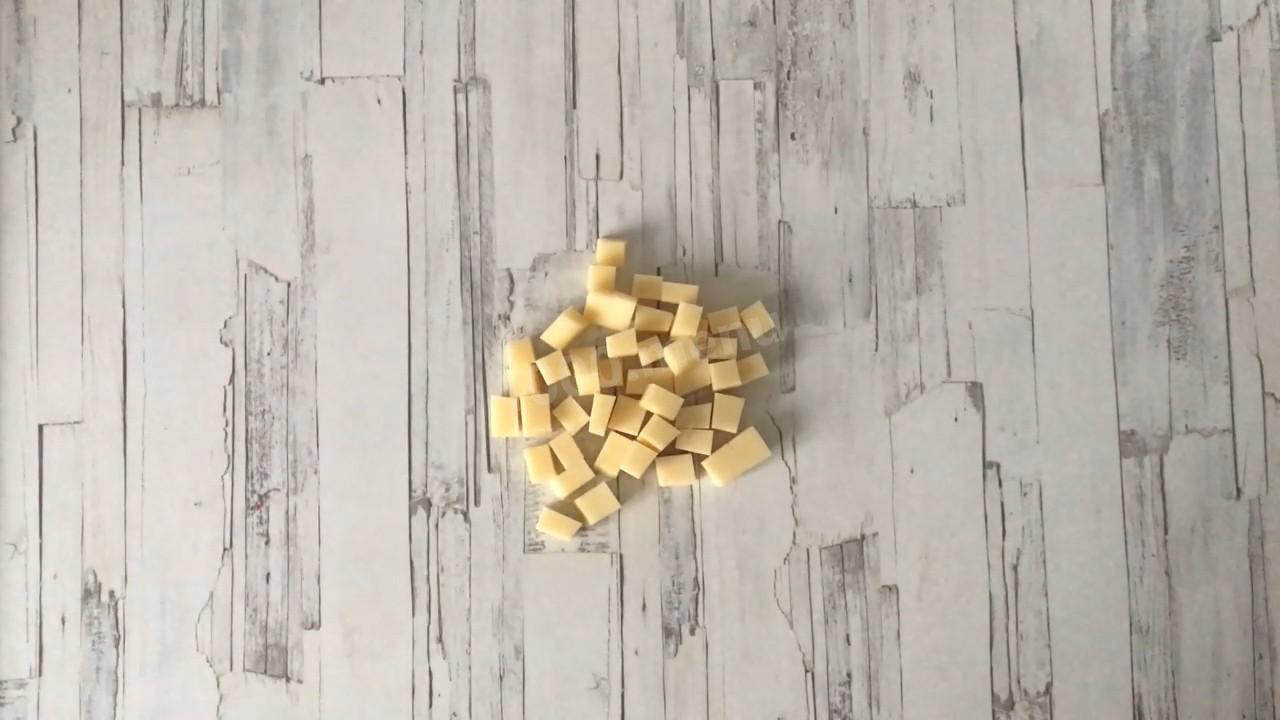Шаг 3 приготовления Салат крабовые палочки сыр чеснок