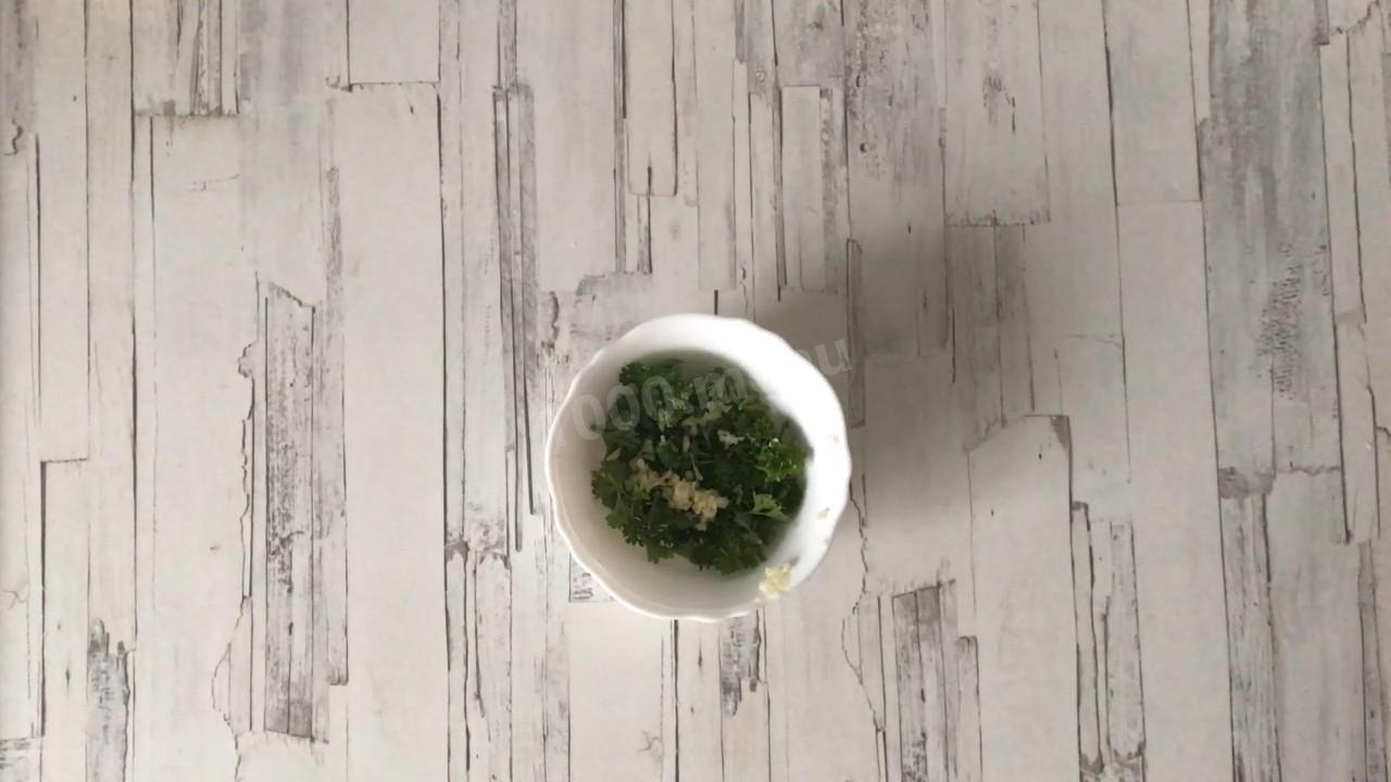 Шаг 5 приготовления Салат крабовые палочки сыр чеснок