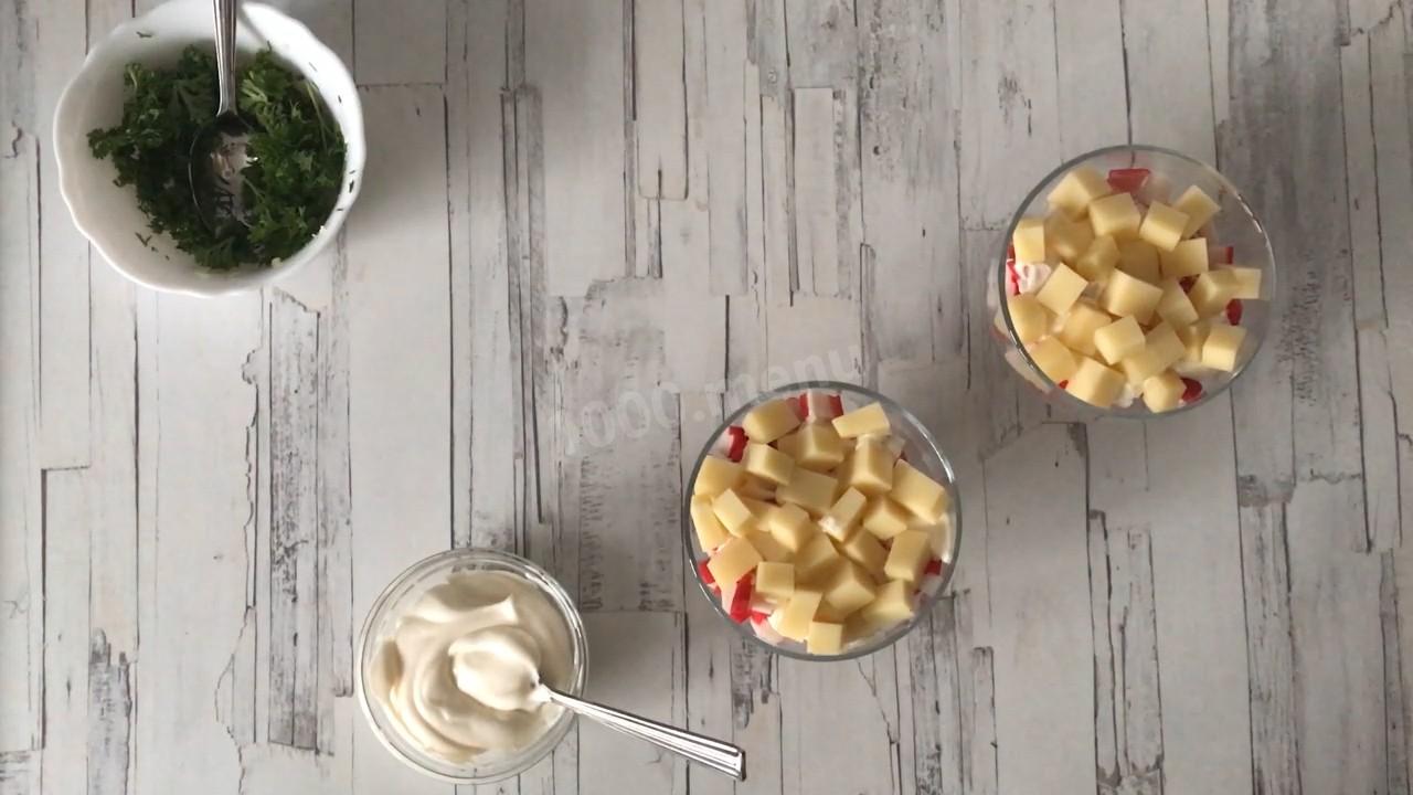 Шаг 8 приготовления Салат крабовые палочки сыр чеснок