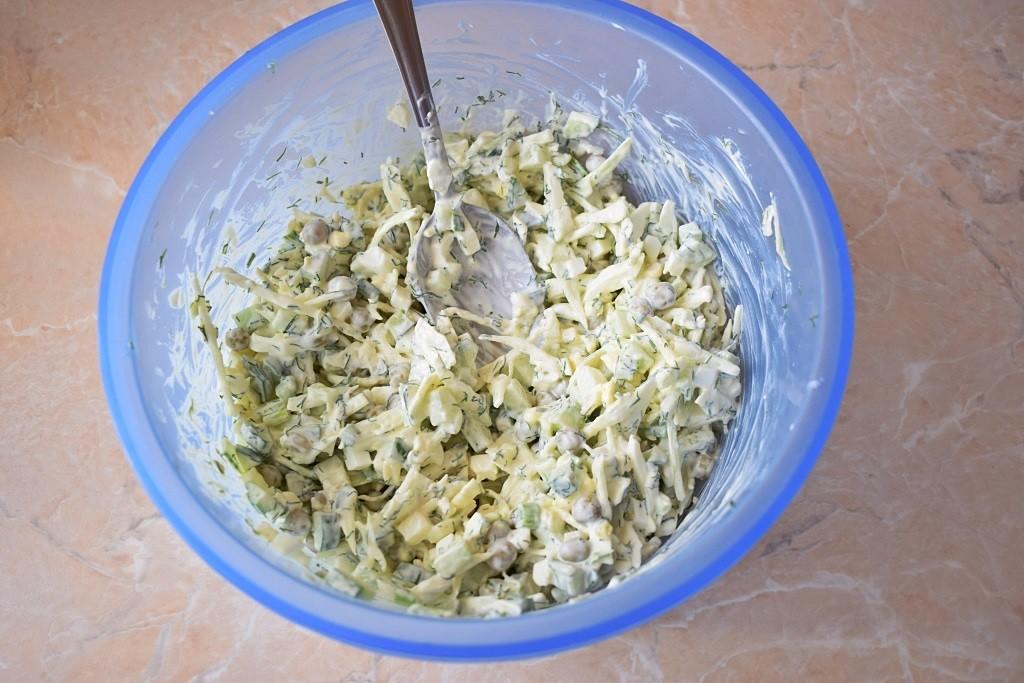 Шаг 6 приготовления Салат с зелёным горошком яйцом и огурцом