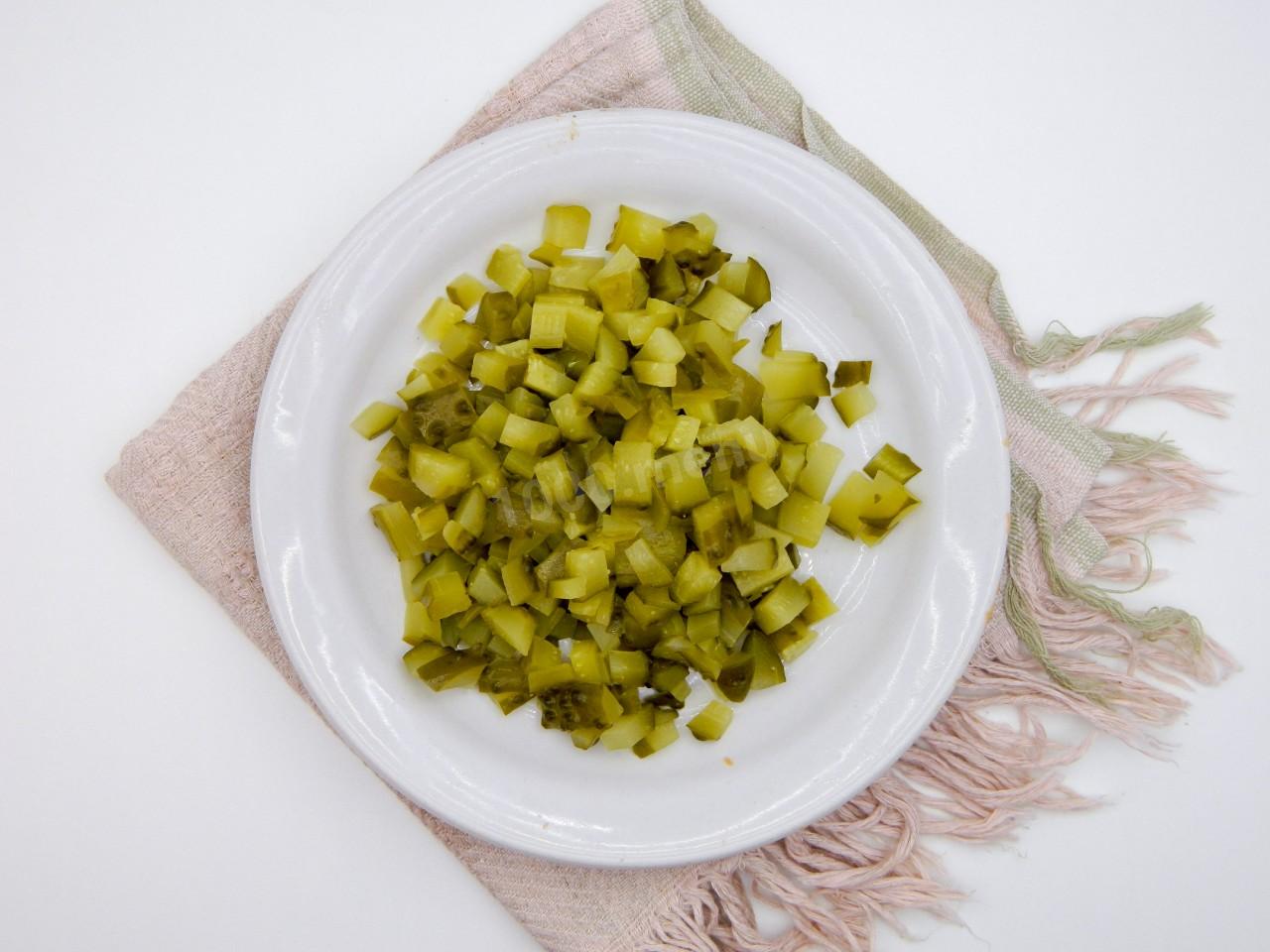 Шаг 6 приготовления Салат Обжорка классический с курицей и солеными огурцами