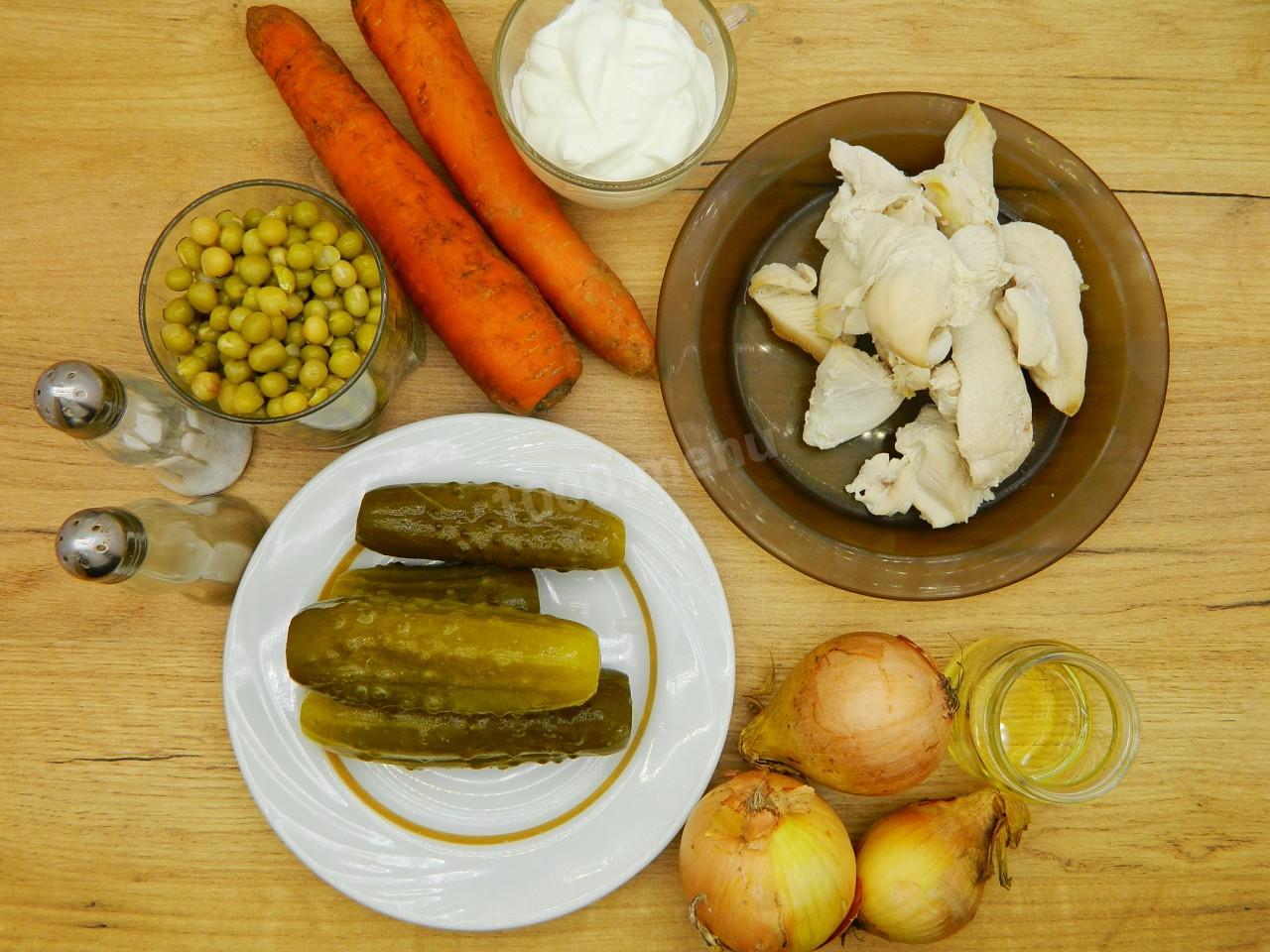 Шаг 1 приготовления Салат с курицей и солеными огурцами