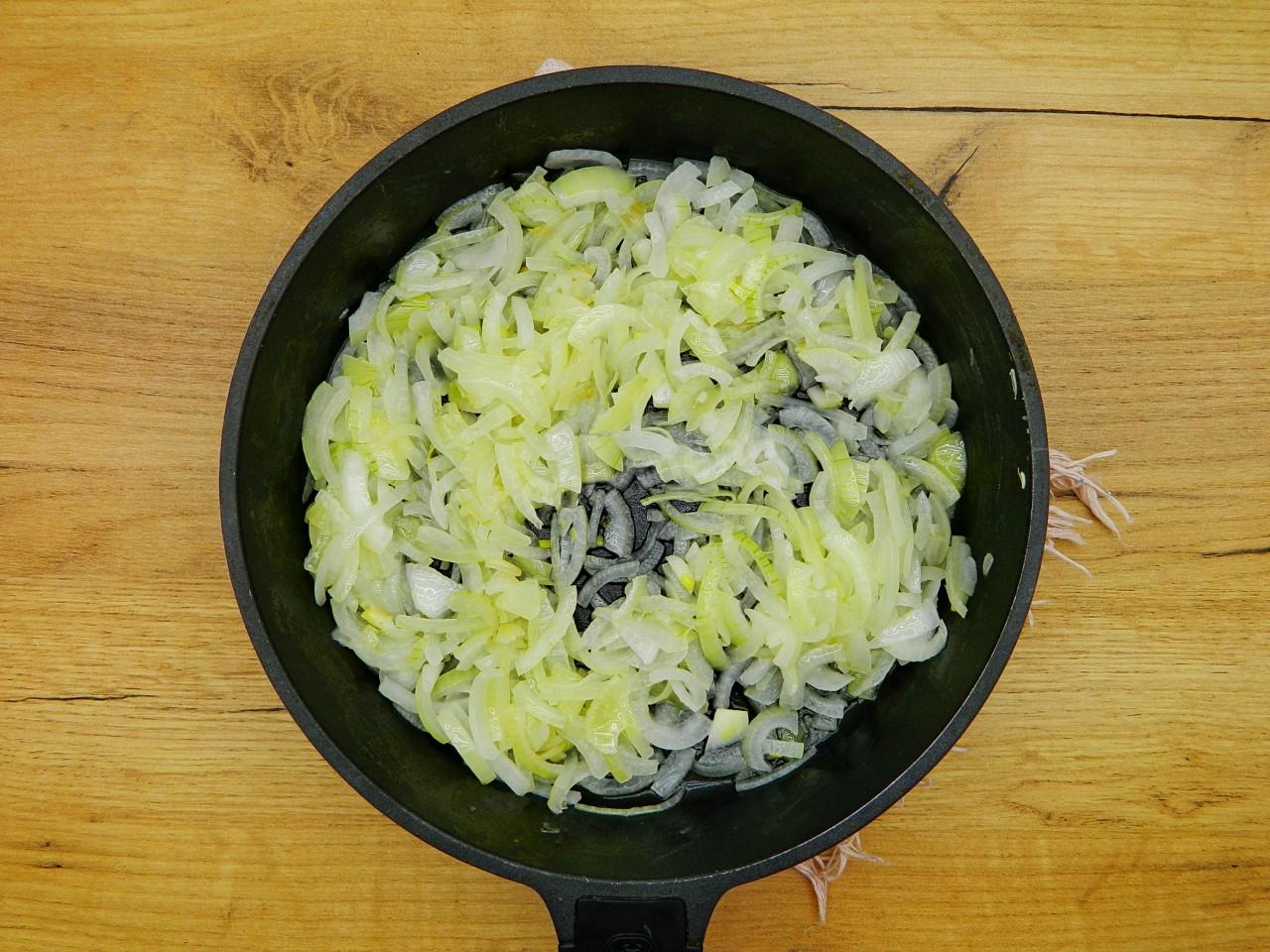 Шаг 2 приготовления Салат с курицей и солеными огурцами