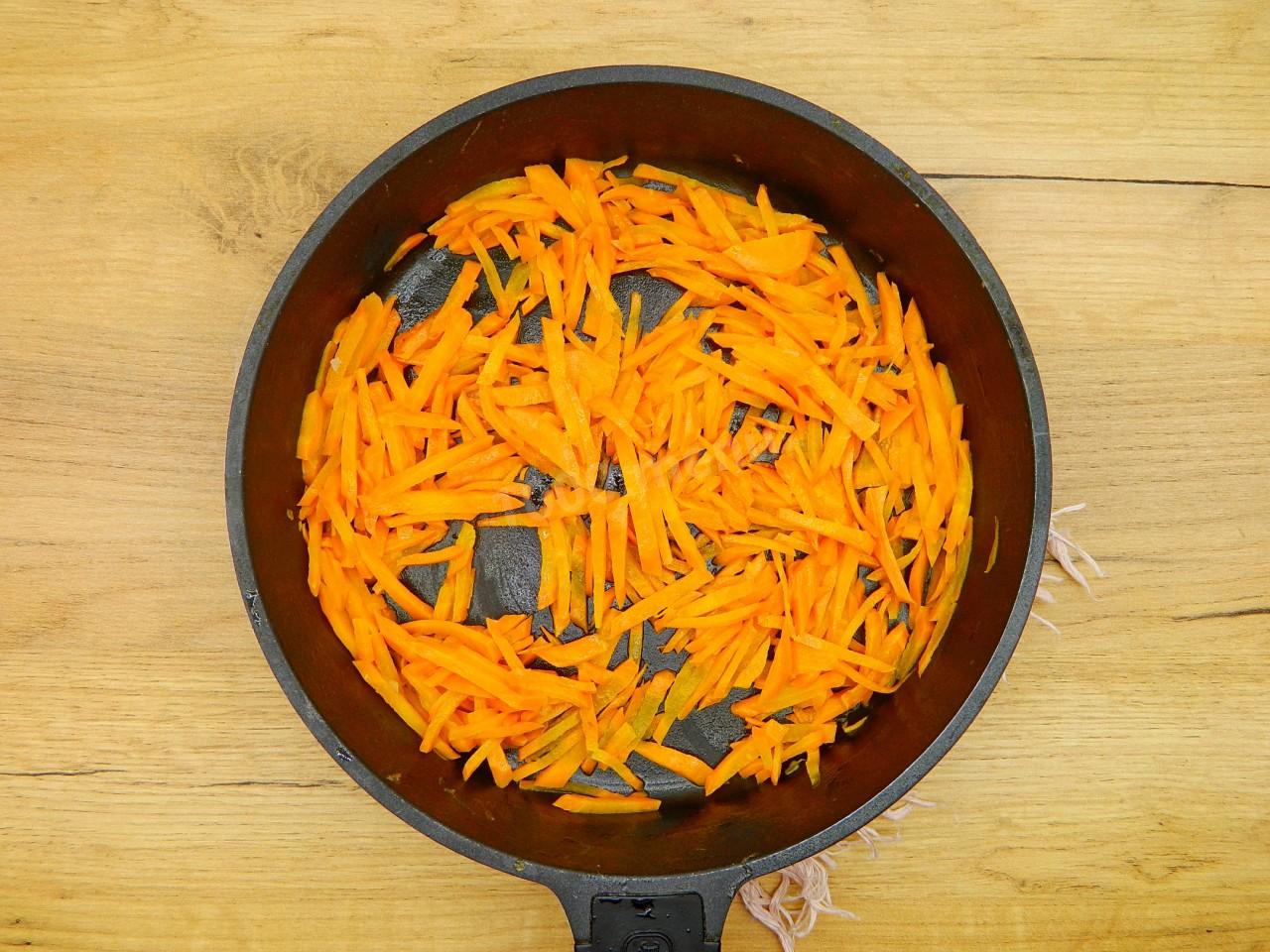 Шаг 3 приготовления Салат с курицей и солеными огурцами