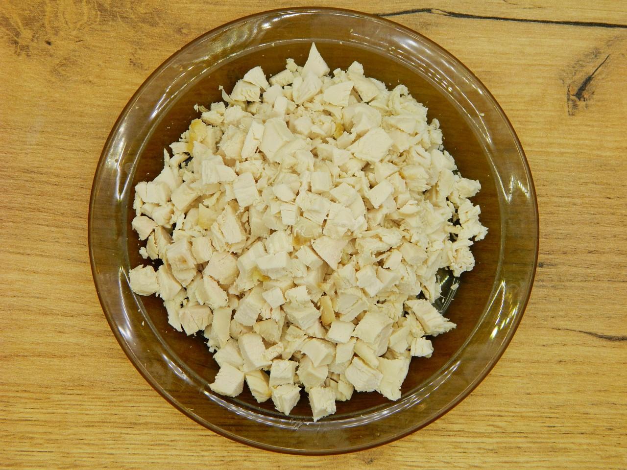 Шаг 4 приготовления Салат с курицей и солеными огурцами