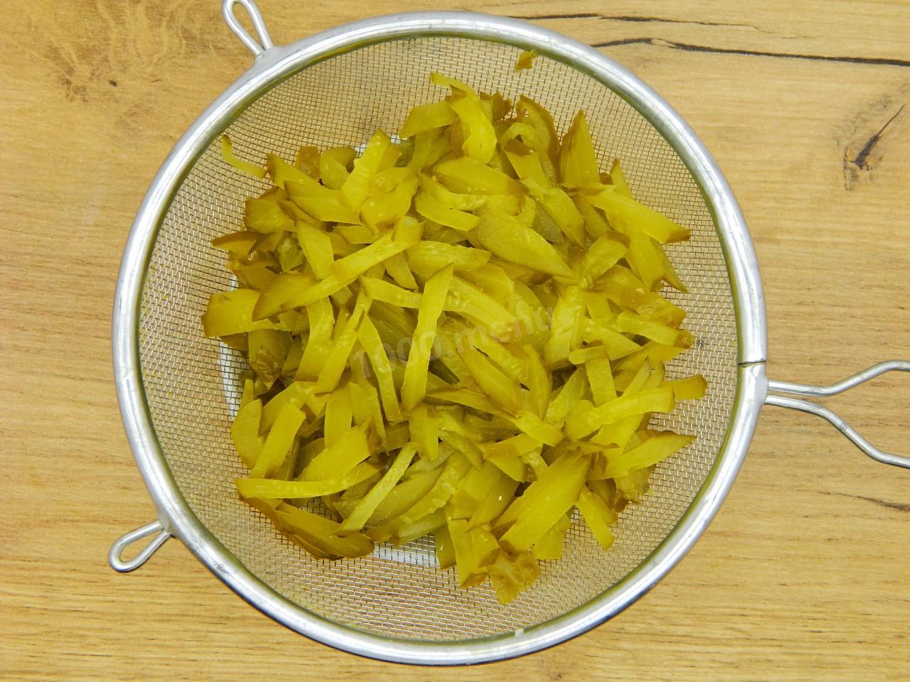Шаг 5 приготовления Салат с курицей и солеными огурцами