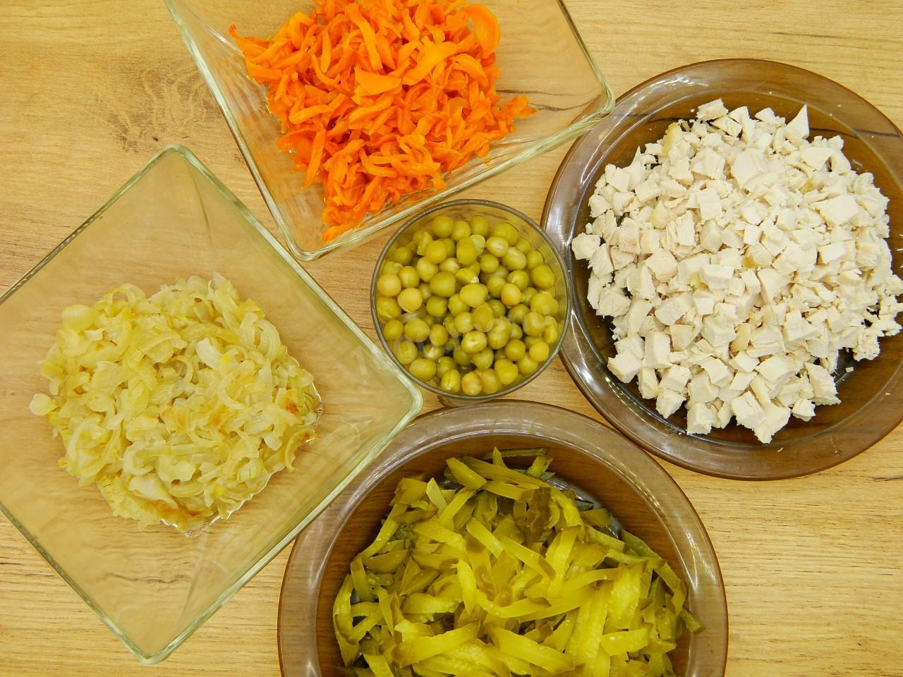 Шаг 6 приготовления Салат с курицей и солеными огурцами