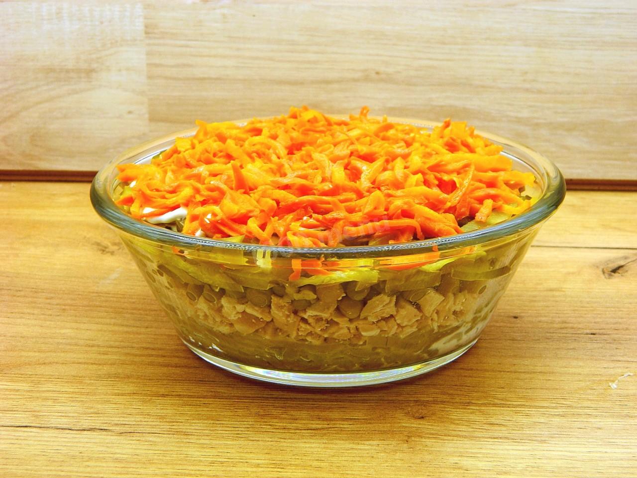 Шаг 7 приготовления Салат с курицей и солеными огурцами