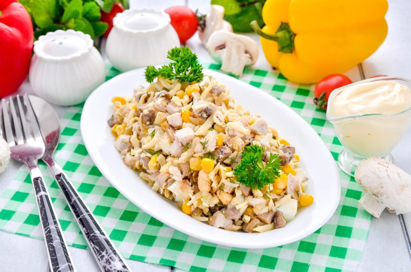 Шаг 10 приготовления Салат с куриной грудкой и грибами