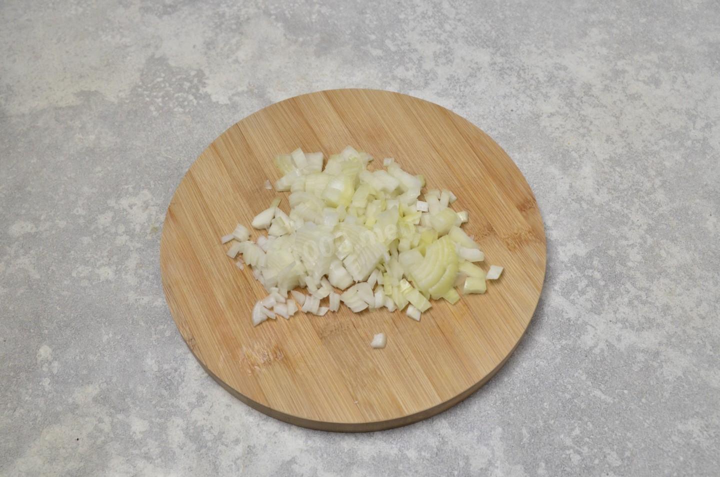 Шаг 2 приготовления Салат с куриной грудкой и грибами