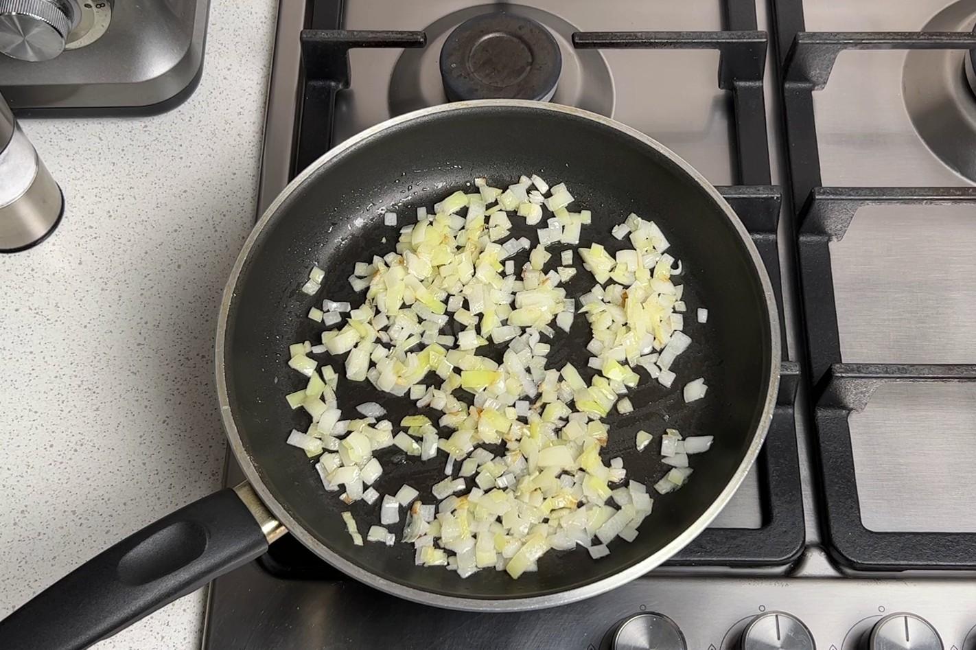 Шаг 4 приготовления Салат с куриной грудкой и грибами