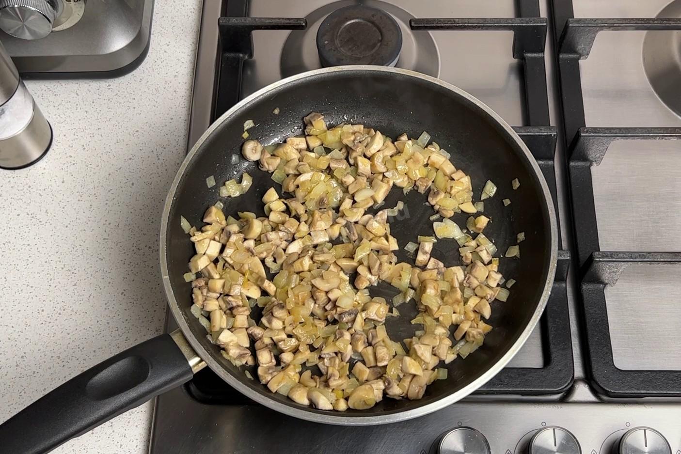 Шаг 5 приготовления Салат с куриной грудкой и грибами