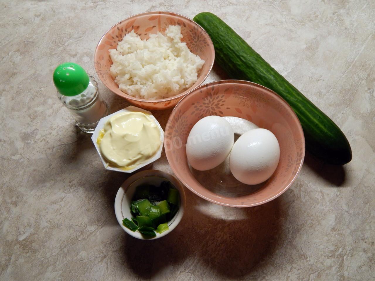 Шаг 1 приготовления Салат с рисом, огурцом и яйцом