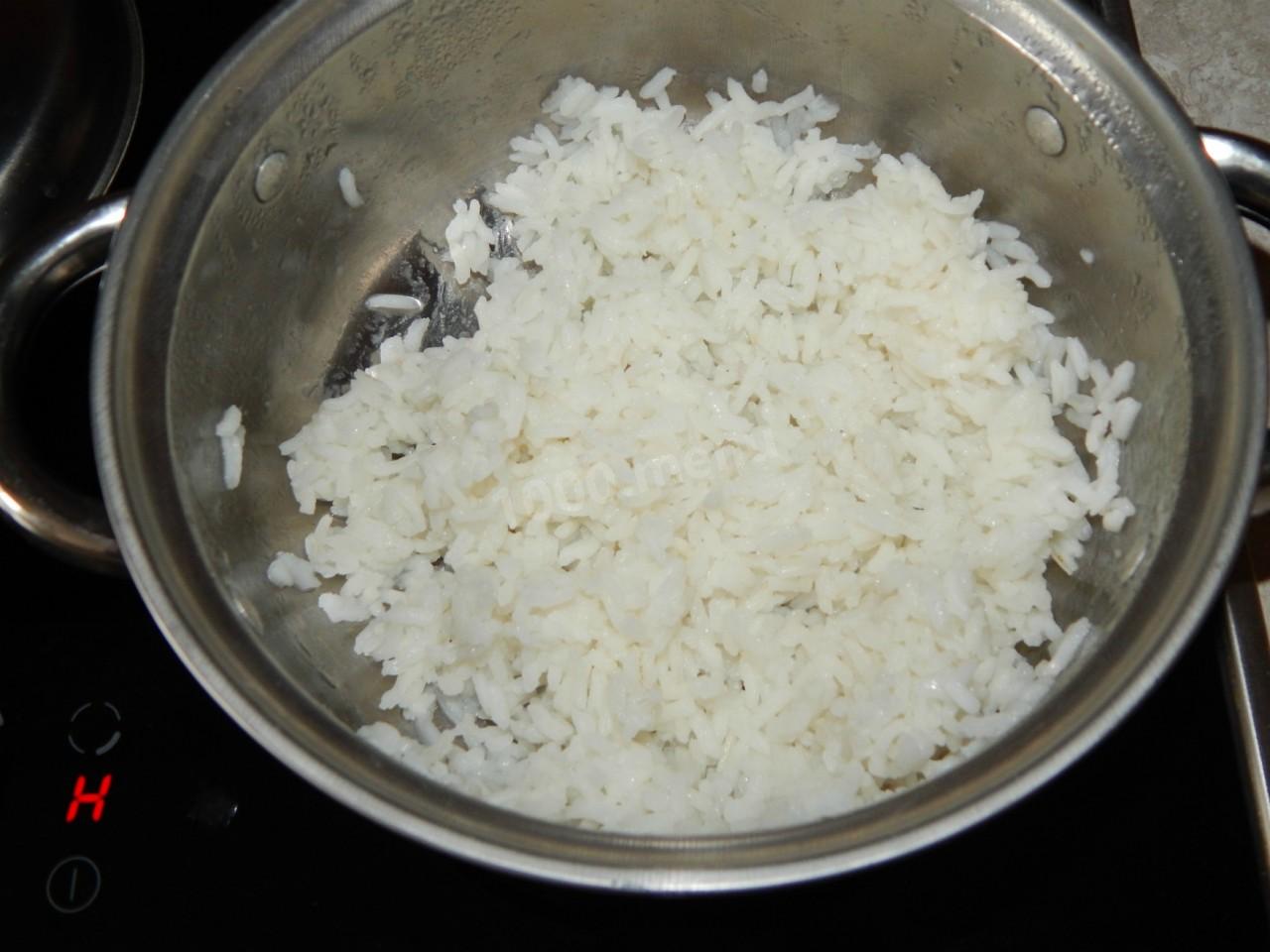 Шаг 2 приготовления Салат с рисом, огурцом и яйцом