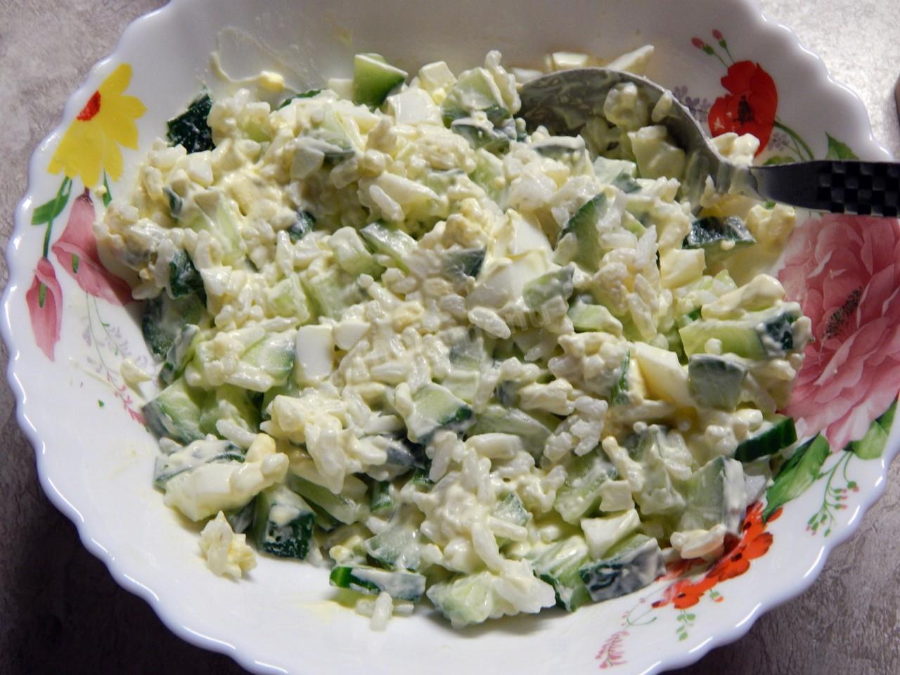 Шаг 6 приготовления Салат с рисом, огурцом и яйцом
