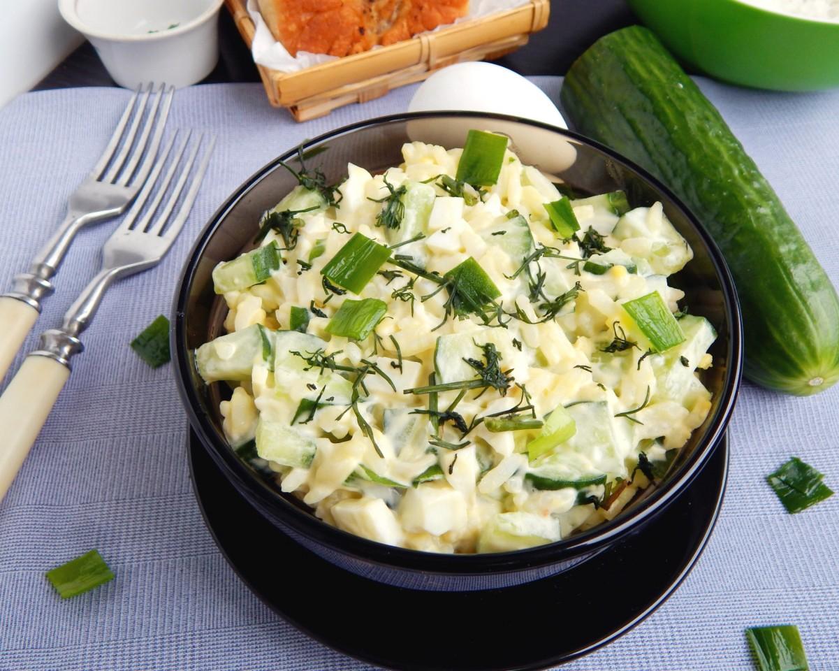 Шаг 7 приготовления Салат с рисом, огурцом и яйцом