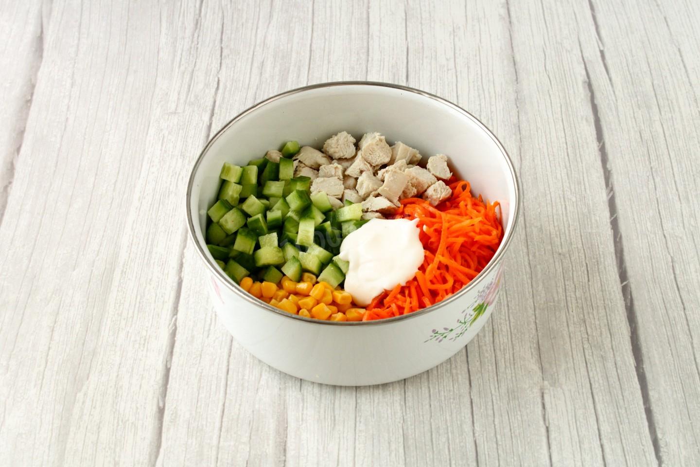 Шаг 5 приготовления Салат курица кукуруза морковь корейская огурец
