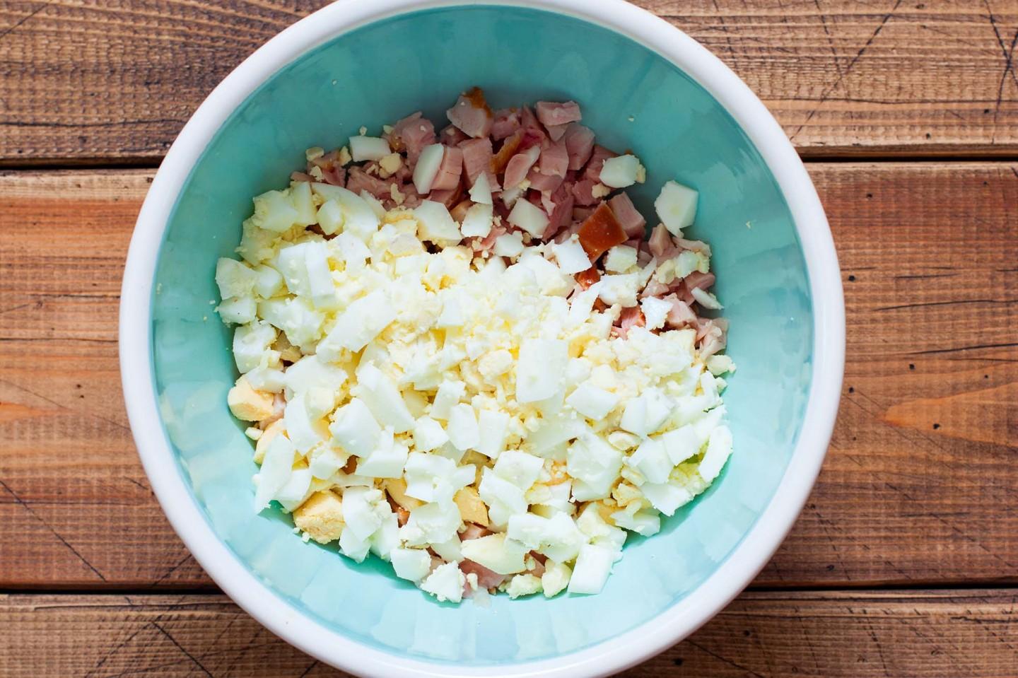Шаг 3 приготовления Салат с копченой курицей и свежим огурцом