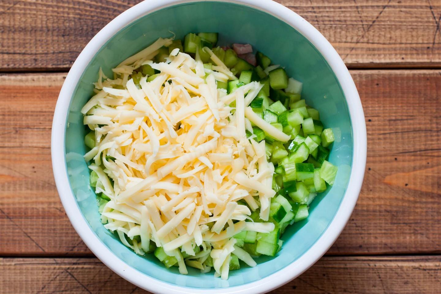 Шаг 5 приготовления Салат с копченой курицей и свежим огурцом