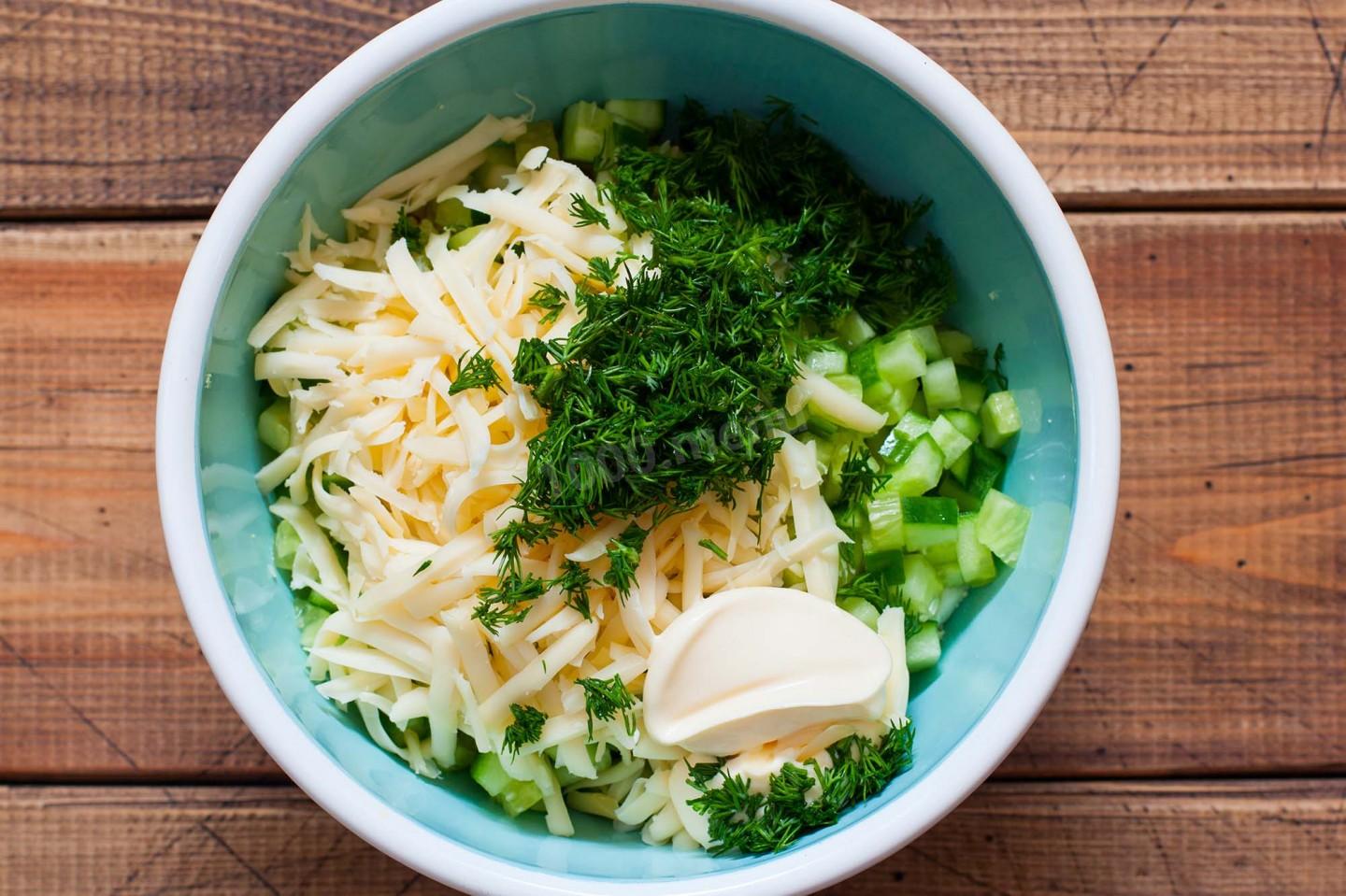 Шаг 6 приготовления Салат с копченой курицей и свежим огурцом