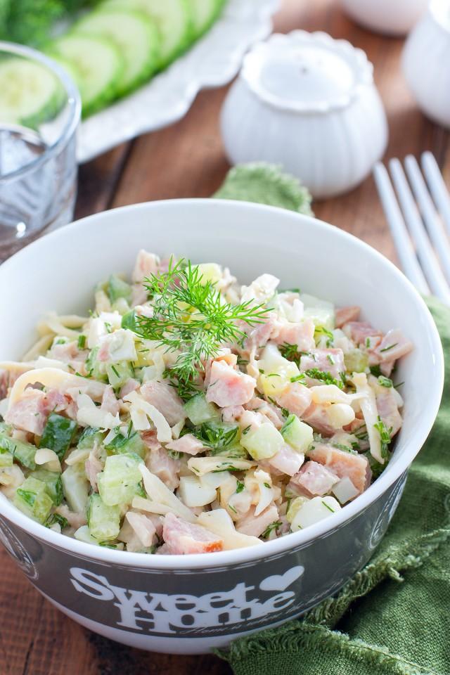 Шаг 7 приготовления Салат с копченой курицей и свежим огурцом