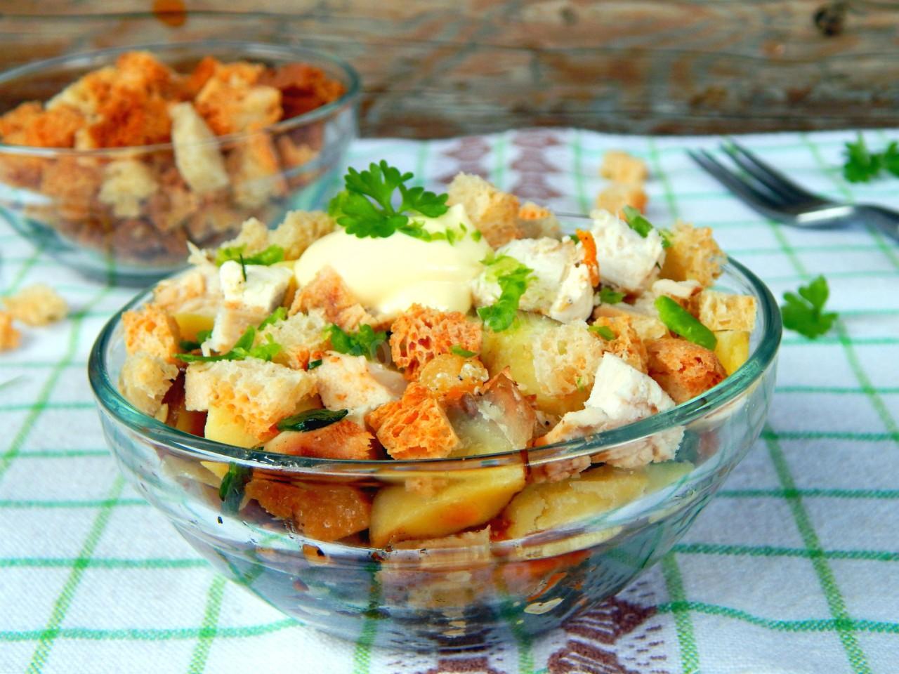 Обложка рецепта Салат с копченой курицей и сухариками