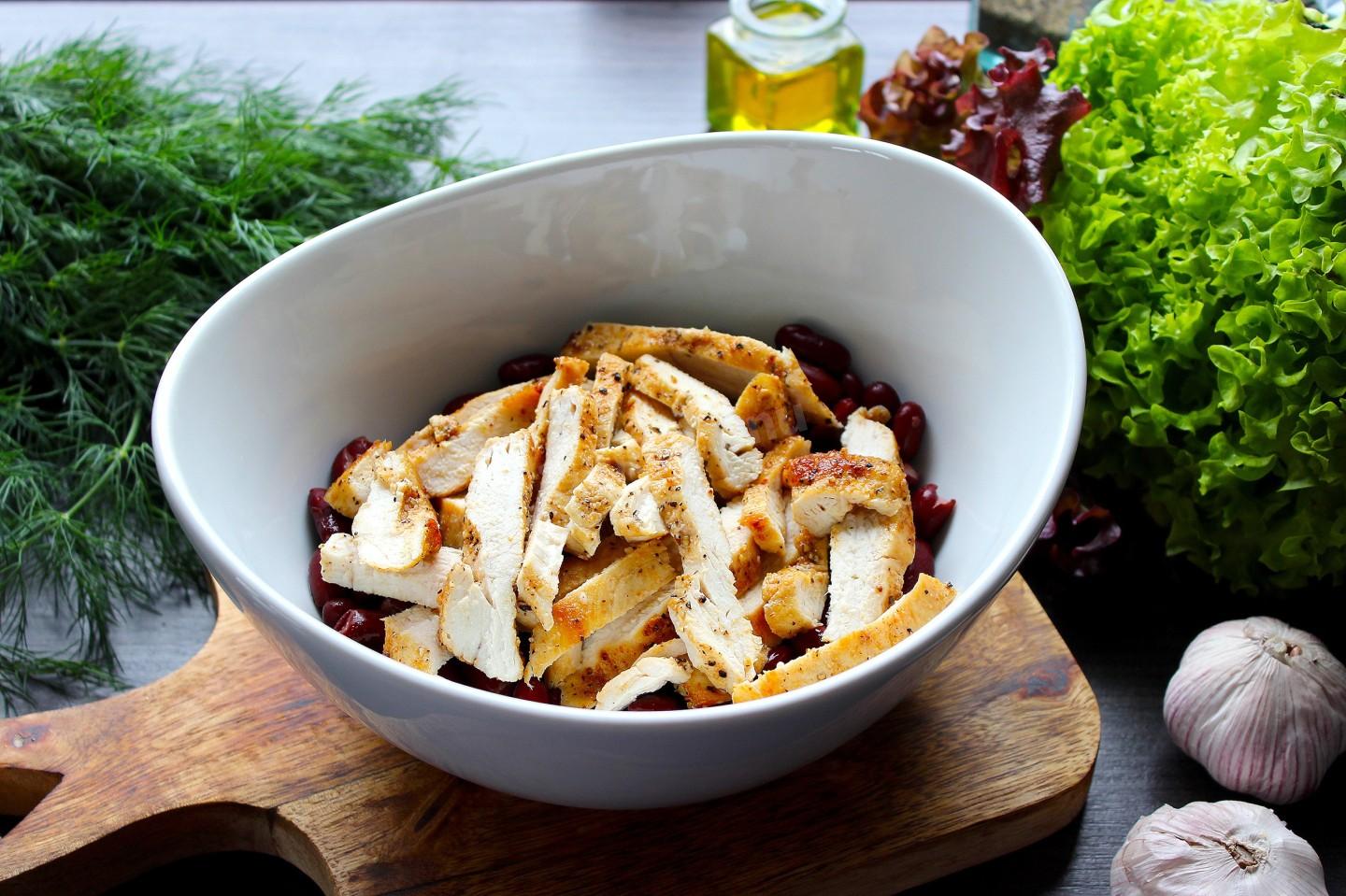 Шаг 10 приготовления Салат с фасолью курицей и морковью