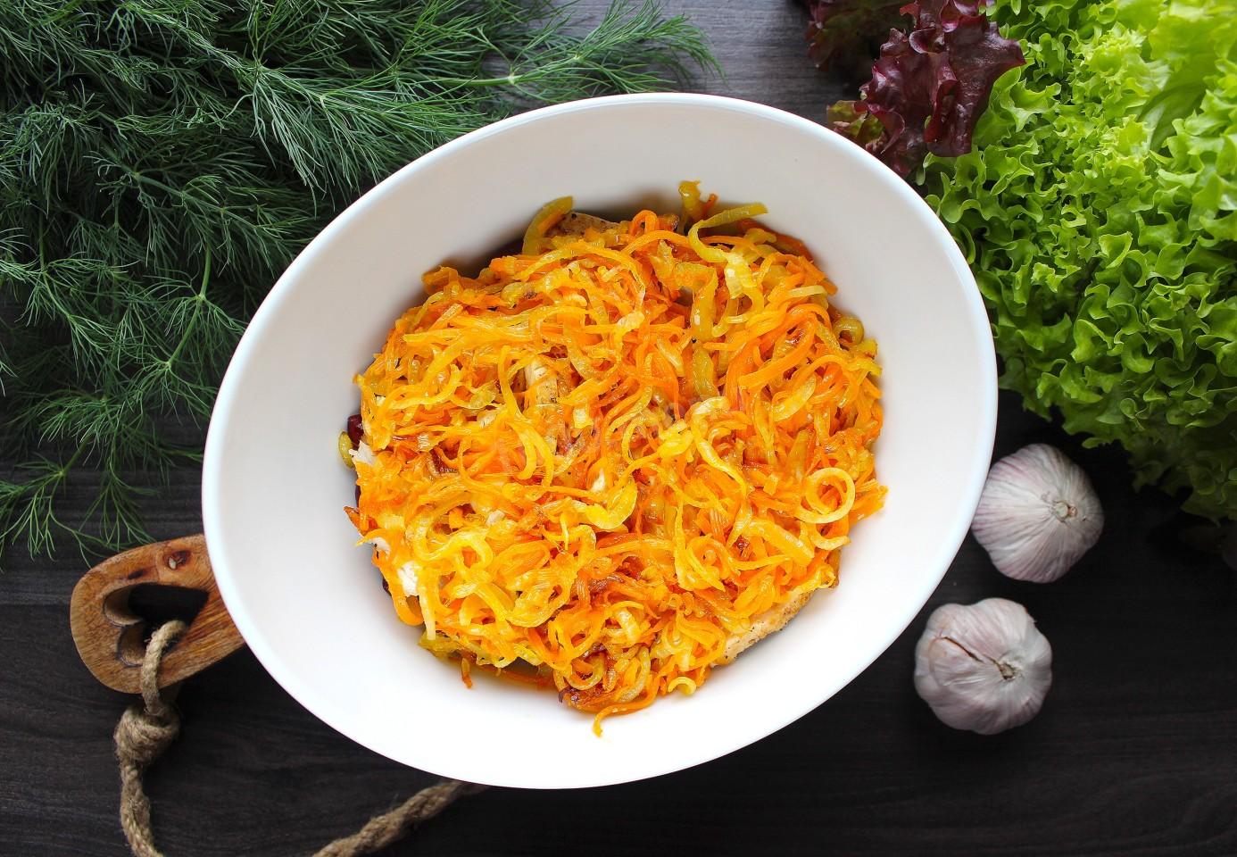 Шаг 11 приготовления Салат с фасолью курицей и морковью
