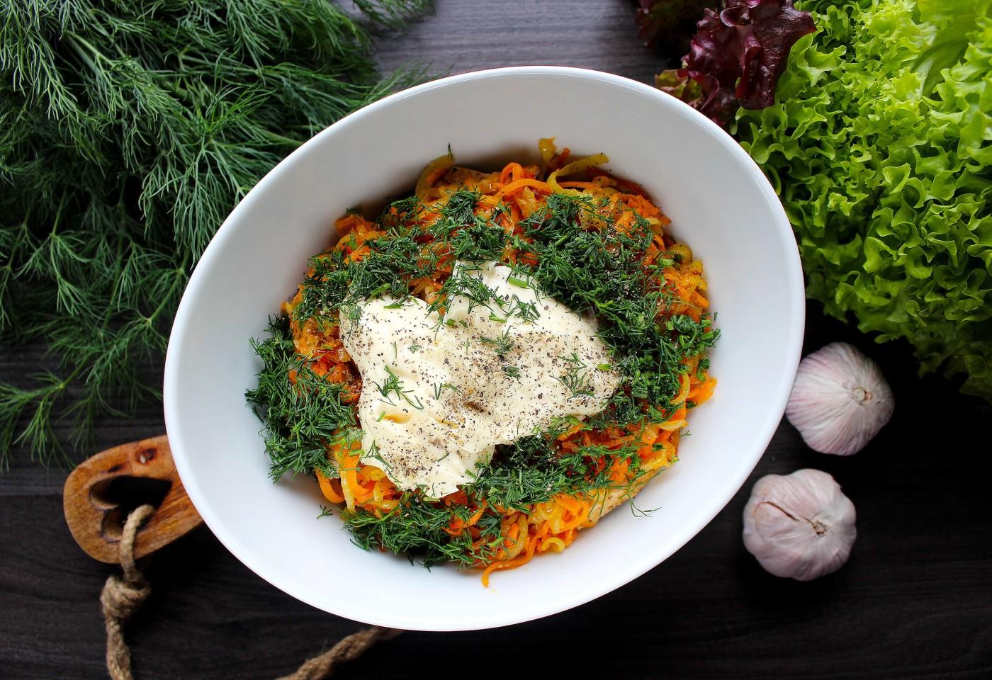 Шаг 12 приготовления Салат с фасолью курицей и морковью