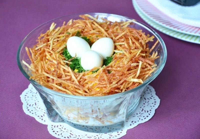 Обложка рецепта Салат гнездо глухаря с курицей классический