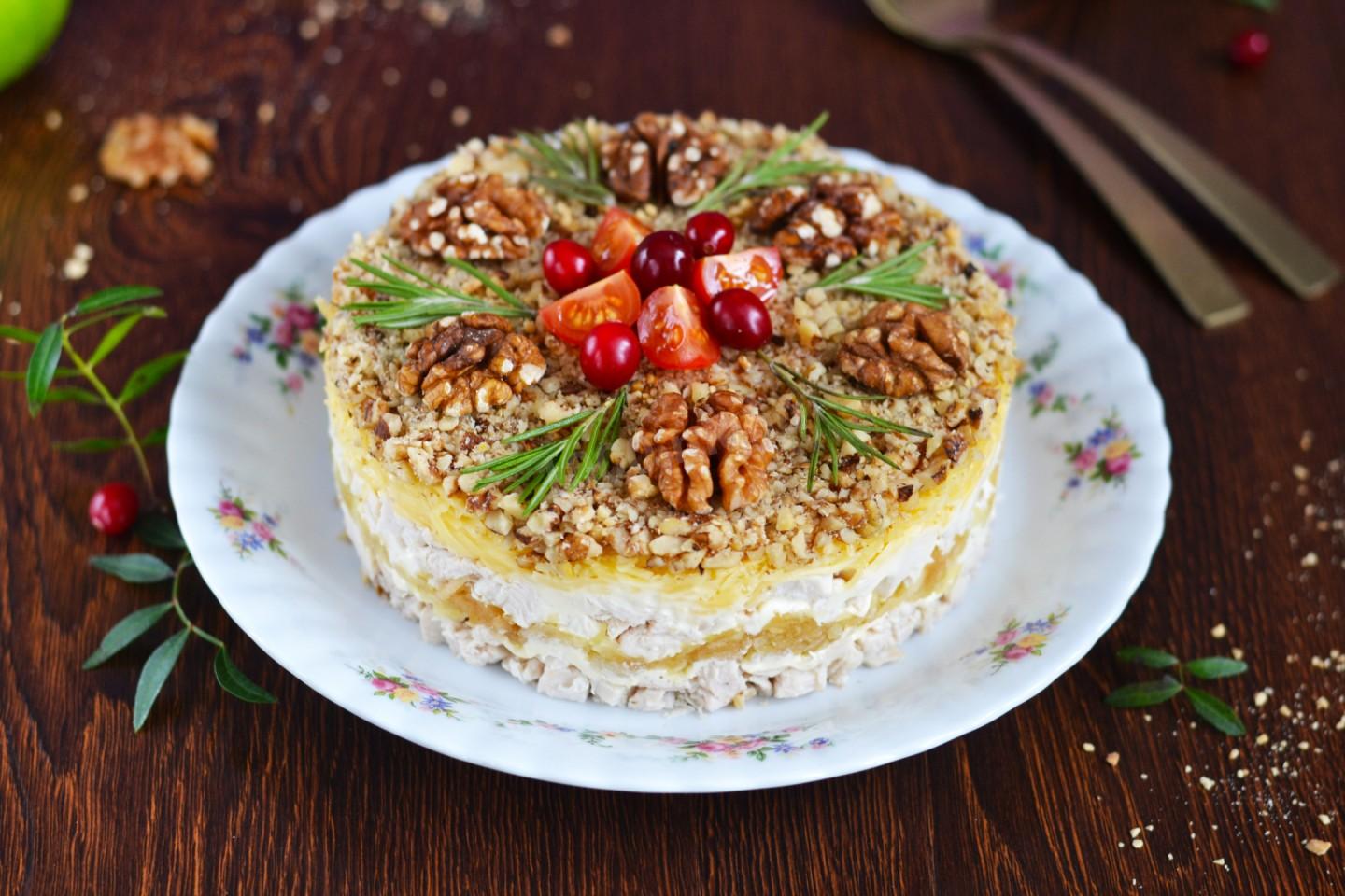 Шаг 11 приготовления Салат с курицей грецкими орехами и сыром