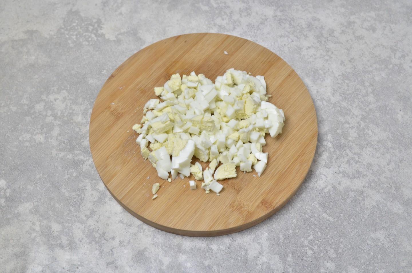 Шаг 5 приготовления Салат с грибами яйцами и сыром