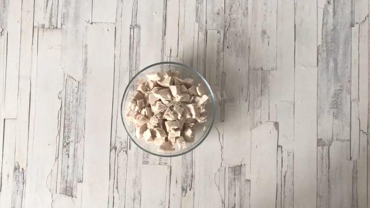 Шаг 2 приготовления Салат из ананасов курицы кукурузы