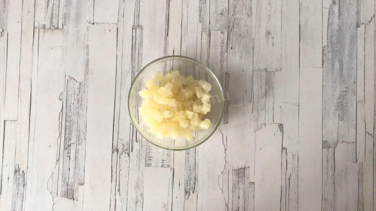 Шаг 3 приготовления Салат из ананасов курицы кукурузы