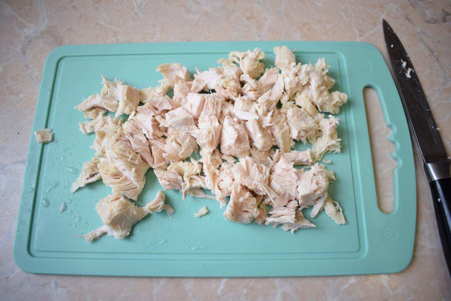 Шаг 2 приготовления Салат с куриной грудкой и корейской морковью