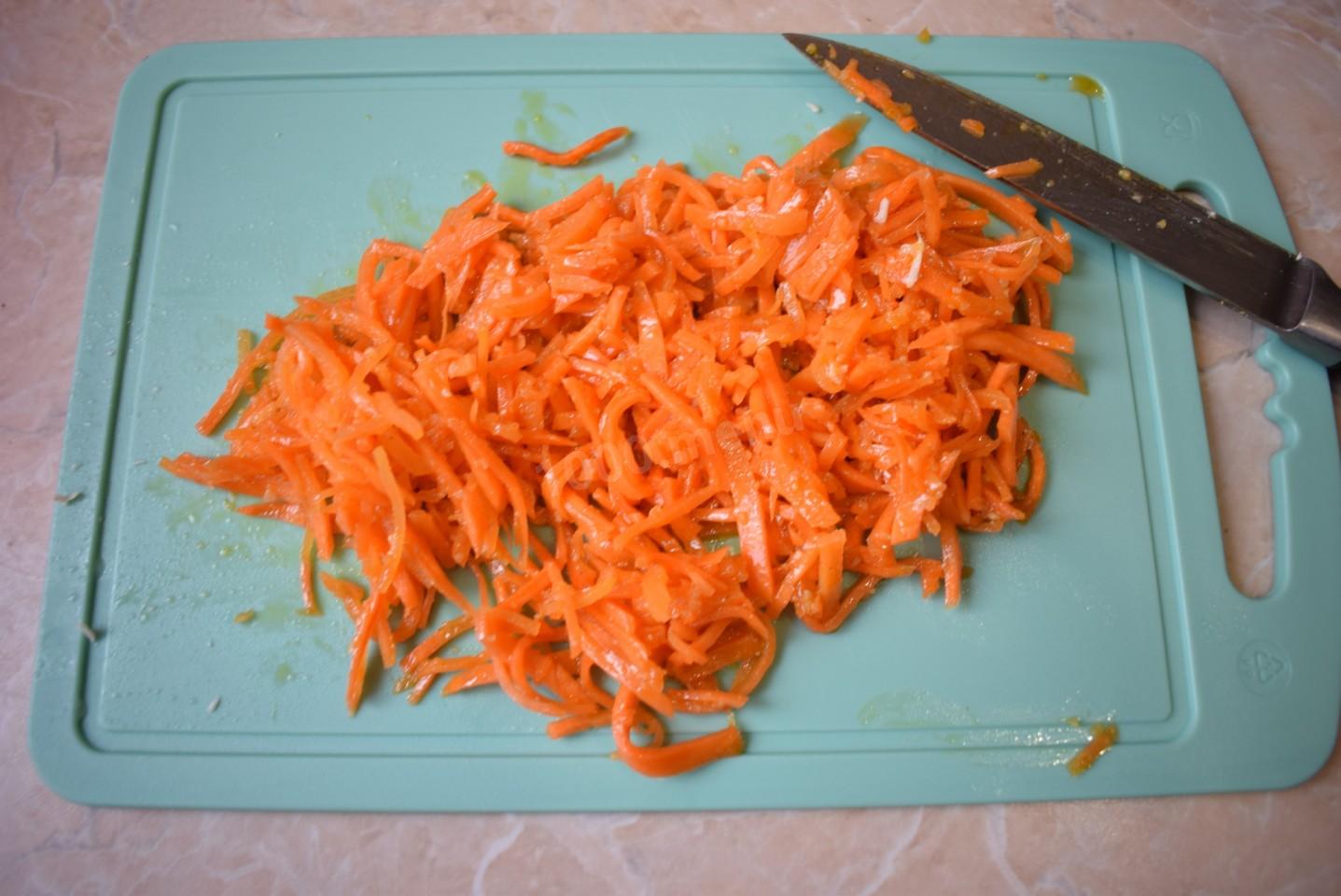 Шаг 3 приготовления Салат с куриной грудкой и корейской морковью