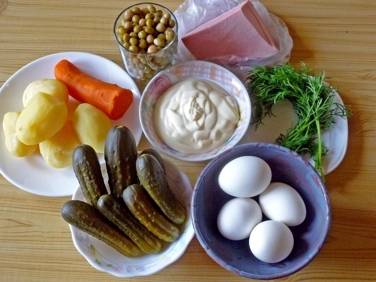 Шаг 1 приготовления Салат оливье с солеными огурцами и колбасой классический