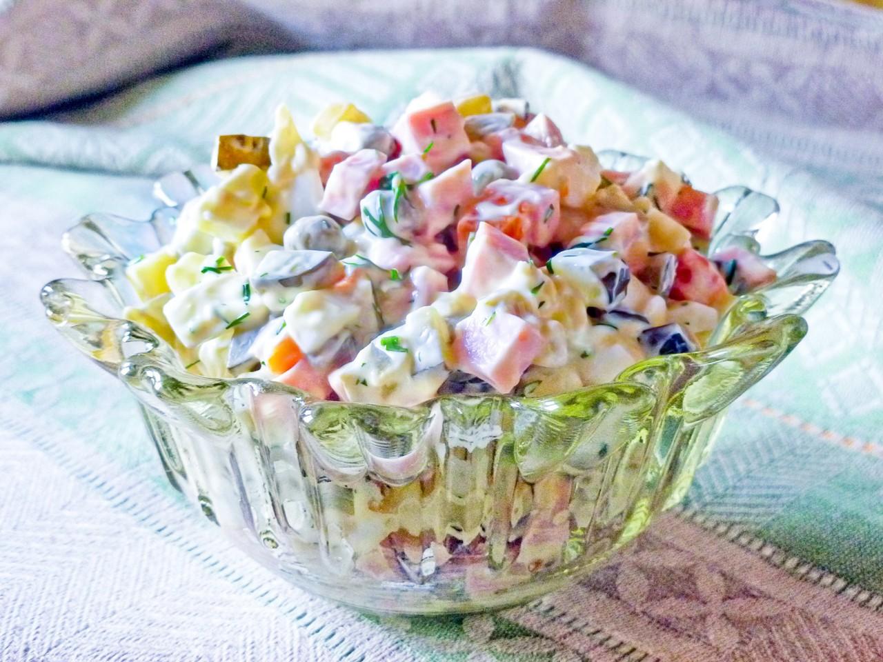 Обложка рецепта Салат оливье с солеными огурцами и колбасой классический