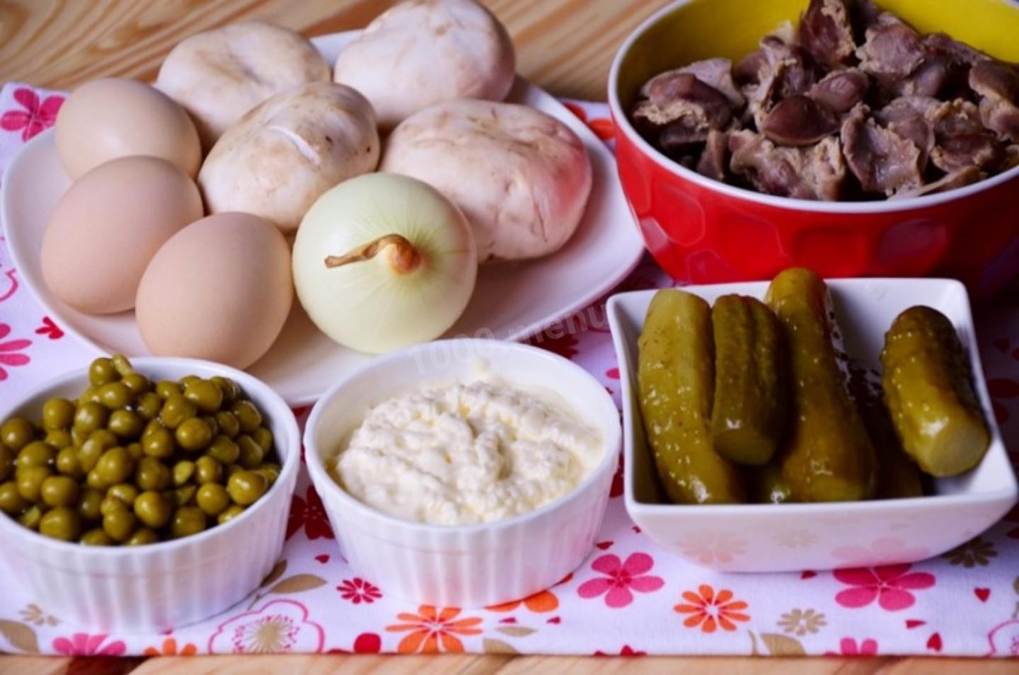 Шаг 1 приготовления Салат из куриных желудков с луком и грибами