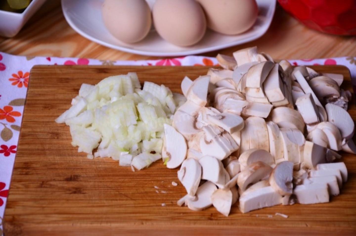 Шаг 2 приготовления Салат из куриных желудков с луком и грибами