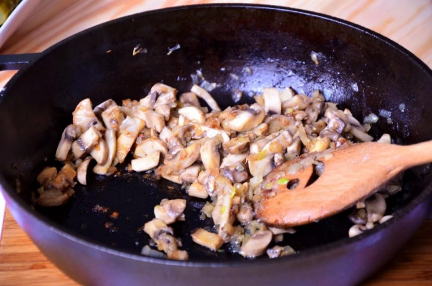 Шаг 3 приготовления Салат из куриных желудков с луком и грибами