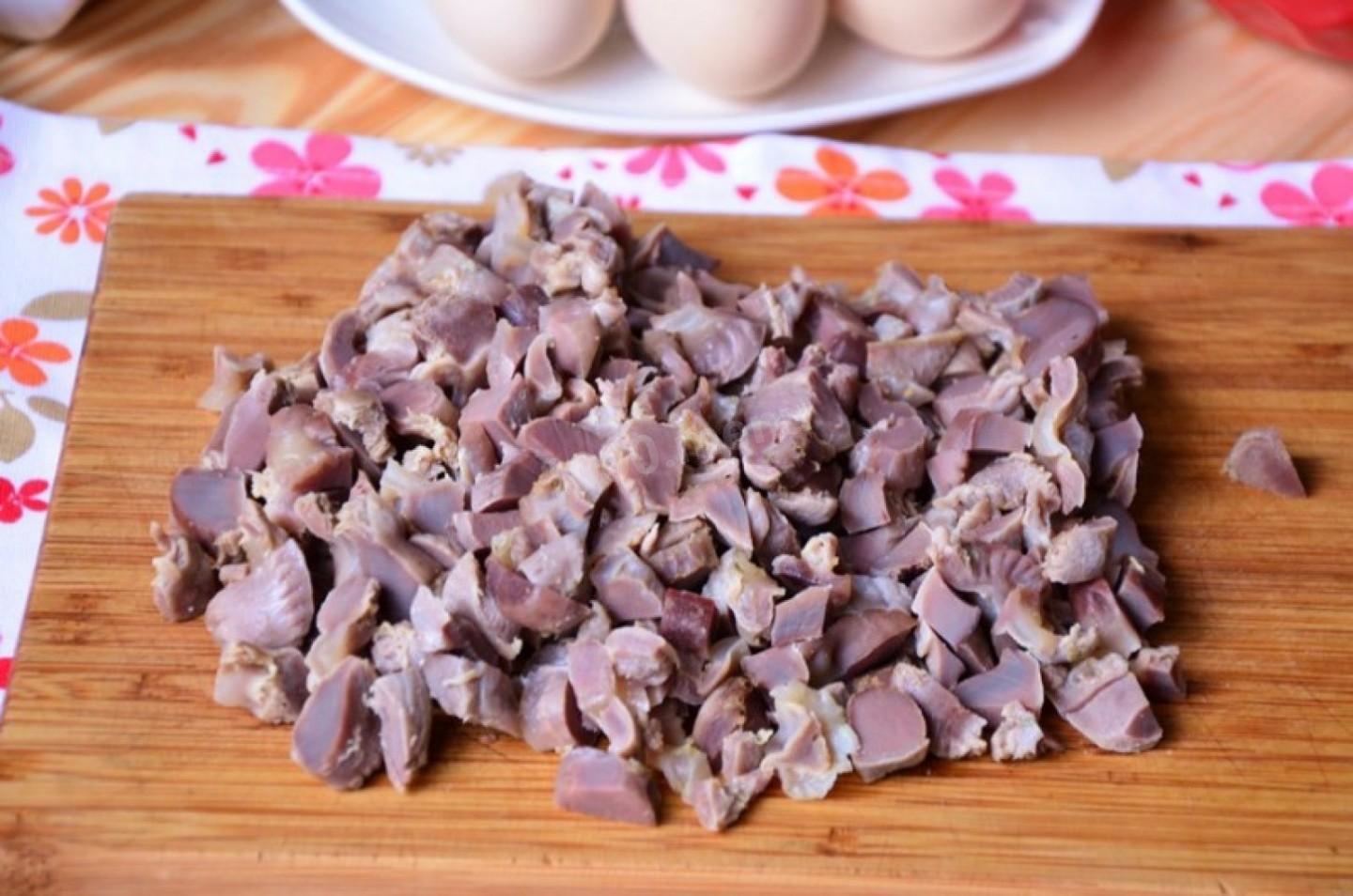 Шаг 4 приготовления Салат из куриных желудков с луком и грибами
