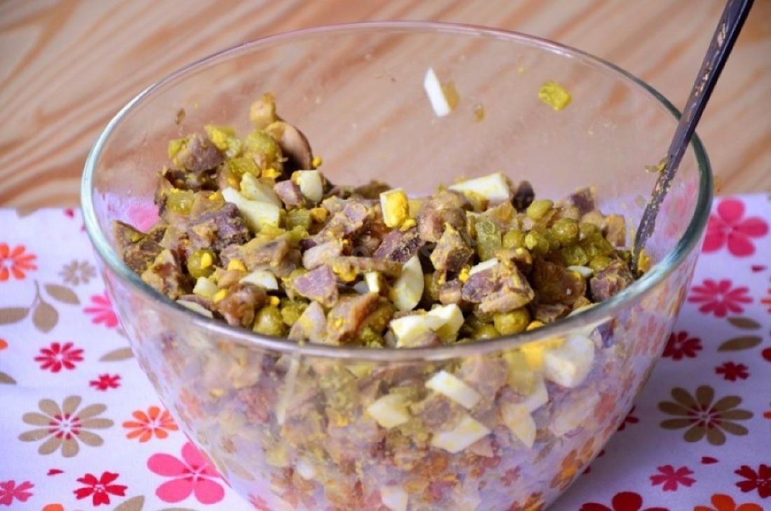 Шаг 7 приготовления Салат из куриных желудков с луком и грибами