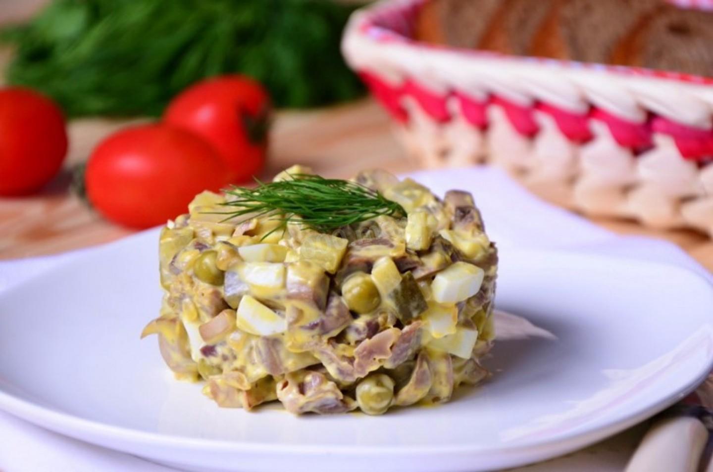 Шаг 8 приготовления Салат из куриных желудков с луком и грибами