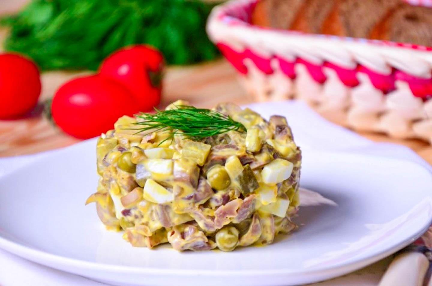Обложка рецепта Салат из куриных желудков с луком и грибами