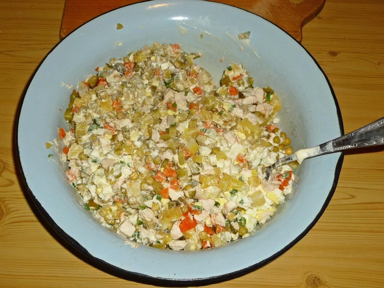 Шаг 9 приготовления Салат Столичный классический с курицей