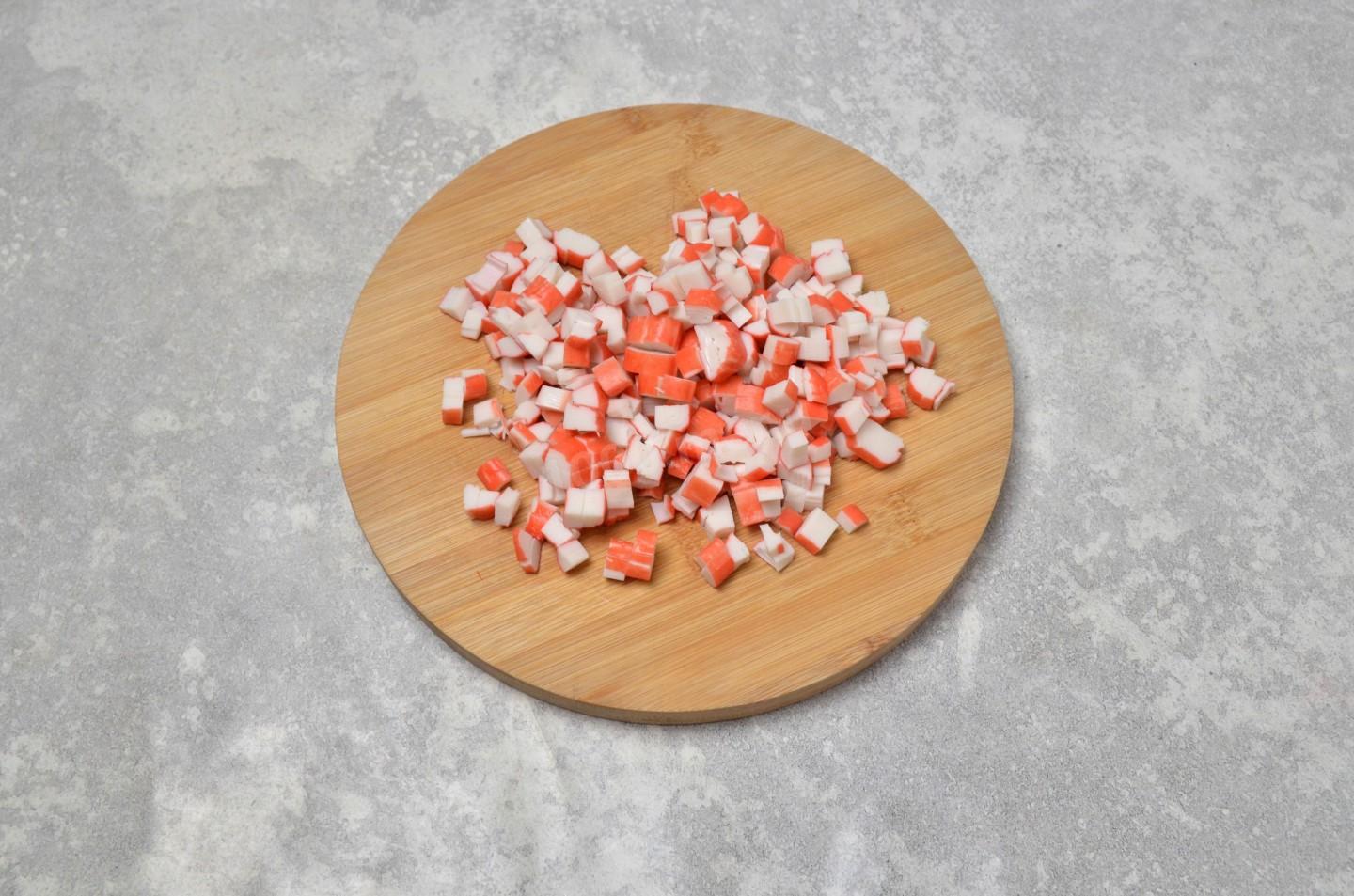Шаг 3 приготовления Салат с крабовыми палочками рисом и яйцом
