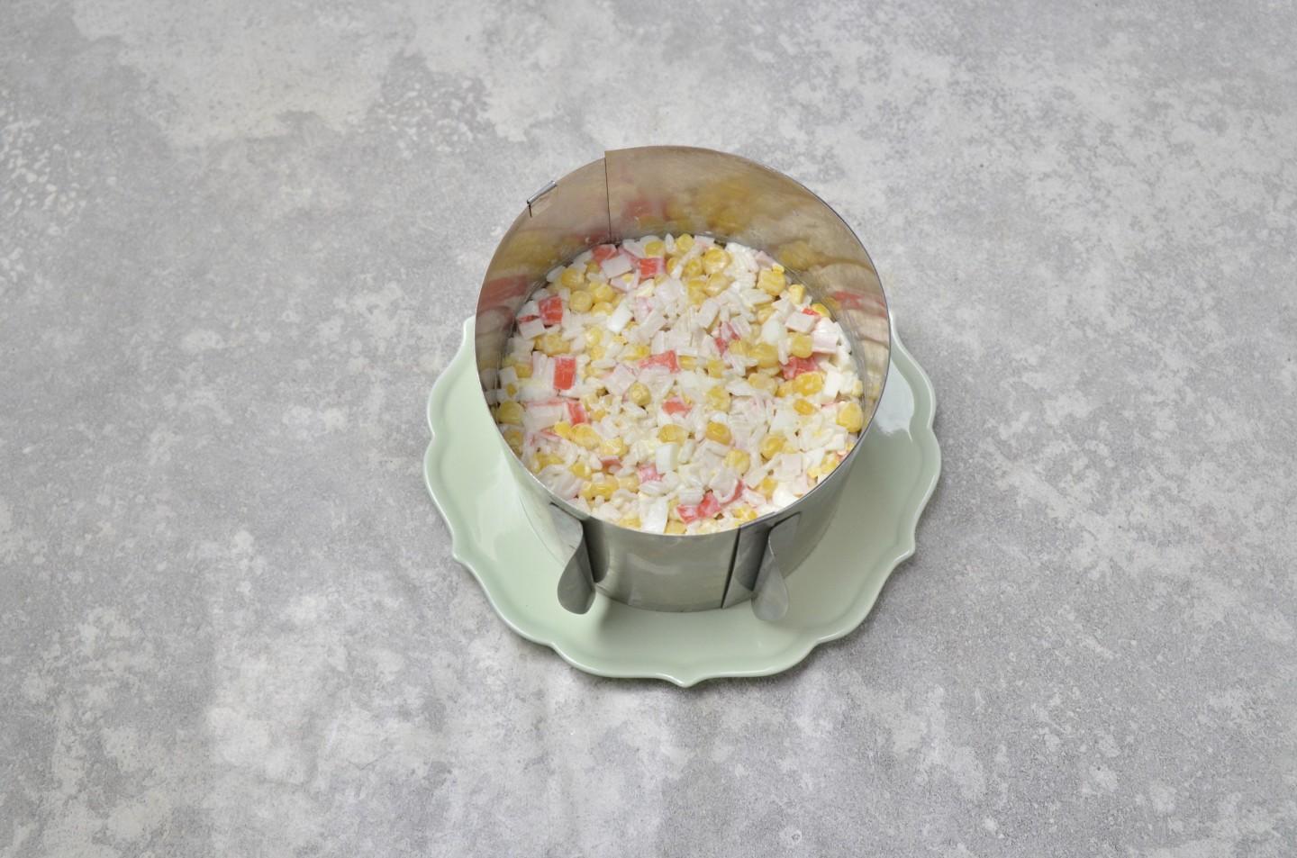 Шаг 6 приготовления Салат с крабовыми палочками рисом и яйцом